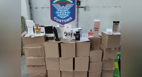 1300 фалшиви спортни стоки и парфюми задържани на Дунав мост