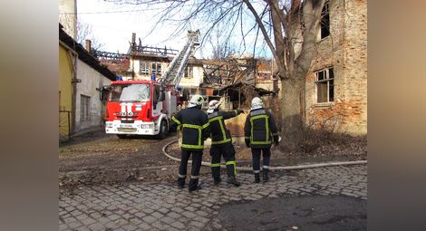Клошар запали къща на „Жилфонд“ с превърната в печка метална кофа