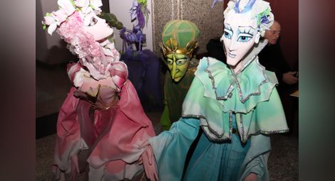 Над 100 кукли подредени в изложба за 60-ата годишнина на русенския Куклен театър /галерия/