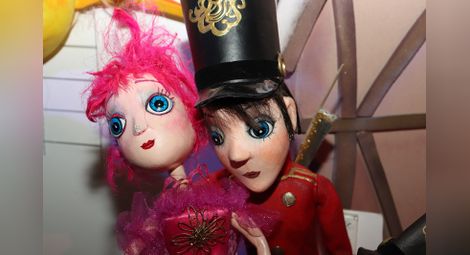 Над 100 кукли подредени в изложба за 60-ата годишнина на русенския Куклен театър /галерия/