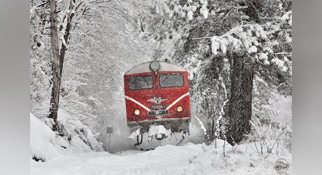 Движението на влаковете в два участъка на страната е прекъснато поради тежките зимни условия