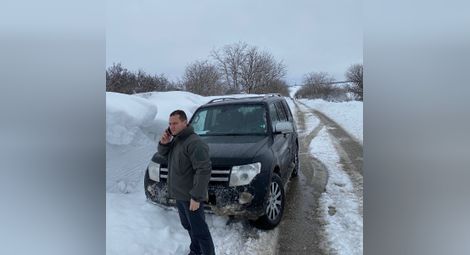 Кметовете на Русе и Николово участваха заедно в разчистването на пътя до Дома за стари хора с селото