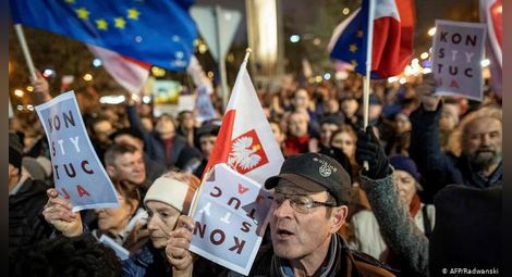 Граждани протестират пред сградата на парламента във Варшава срещу оспорваната съдебна реформа на правителството
