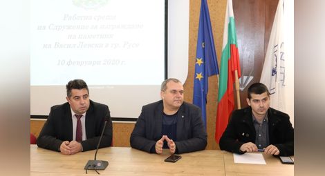 Депутатът Искрен Веселинов /в средата/  и областният управител Галин Григоров /вляво/ участваха в заседанието вчера. Снимка: ОА
