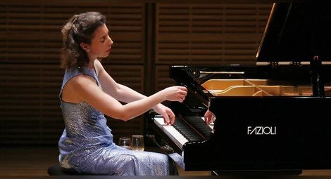 Анджела Хюит на концерт с любимия си роял "Фацоли"