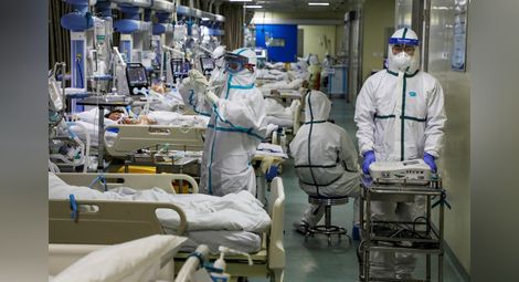 Медицински работници се грижат за пациенти в болница в Ухан, провинция Хубей