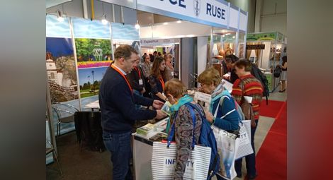 Щандът на Русе се радва на интереса на посетителите на туристическата борса.                                       Снимка: Община Русе