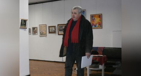 Председателят на Дружеството на художниците Николай Колев откри изложбата.                                                   Снимка: Авторът