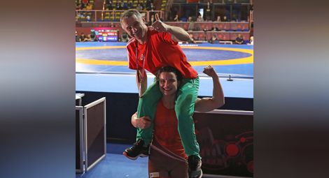 Щастливата Биляна Дудова празнува поредната си победа в Рим с треньора си Мариан Недков