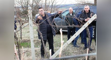 Областният управител Галин Григоров беше гост на празника в Пиргово, където спази обичая на зарязването. Снимка: ОА