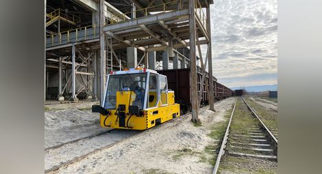 Акумулаторен локомотив товари  пясък в завод „Девня“ на „Каолин“