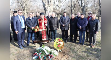 Инициативният комитет за изграждането на паметника се събра за обща снимка с митрополит Наум.                        Снимка: ОА