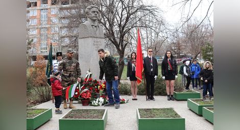 С венци и цветя отбеляза патронен  празник училище „Васил Левски“