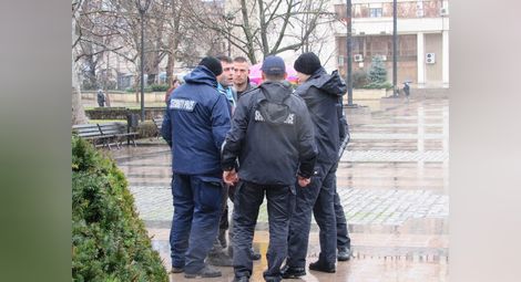 Полицаи изведоха мъжа, който извика „Предател“ и „Оставка“.                                                                   Снимка: Русе Медиа
