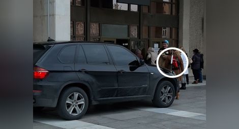 ВМРО: Що за наглост е да си паркираш  скъпата кола на плочките пред общината