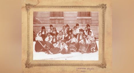 Снимката с надпис „ученическа оперета 1920“.