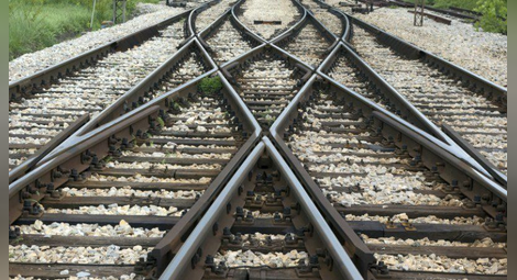 Тир падна на релсите и спря движението на влаковете между гарите Бяла и Полски Тръмбеш