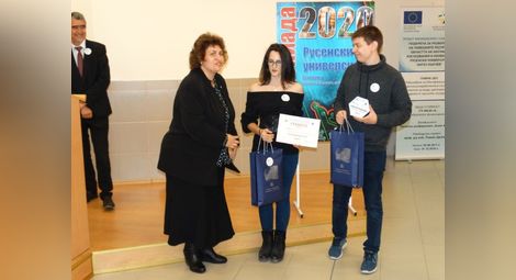 Началникът на Регионалното управление на образованието Росица Георгиева връчи наградата на спечелилия първо място отбор на МГ „Баба Тонка“.                                                 Снимка: РУ