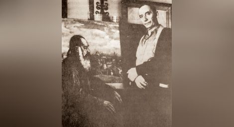 Художникът пред портрет на баща му поп Стоил