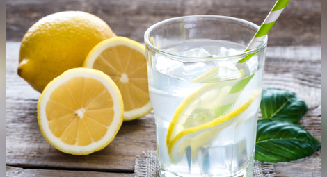 Пиенето на вода с лимон на празен стомах не е панацея за всички болести