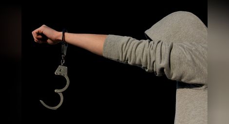 Рецидивист с девет присъди остава в ареста за брутален грабеж на дете