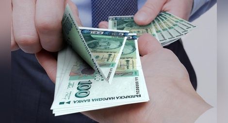 Българите очакват трудни  времена и погасяват кредити