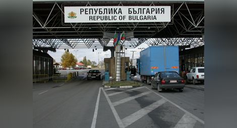 Трафикът към Турция и Румъния е интензивен, в сила са ограничения за пристигащи от рискови дестинации