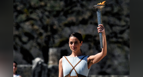 Ксанти Джорджу участва на церемонията по запалване на олимпийския огън в древен Олимп.