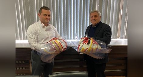 Кметът Пенчо Милков прие дарението от ректора на университета проф. Христо Белоев.                                              Снимка: РУ
