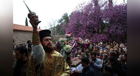 Официално: Гърците ще празнуват Великден вкъщи