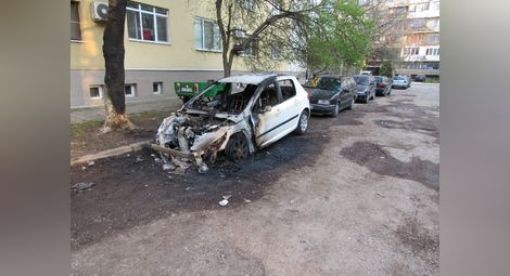 Среднощен взрив и пожар унищожиха кола в „Здравец“