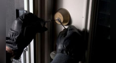 Жена в просъница чула гласа  на среднощен крадец в дома й