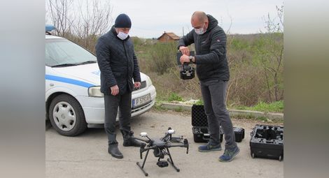 Кметът Пенчо Милков наблюдава подготовката на дрона за излитане. 