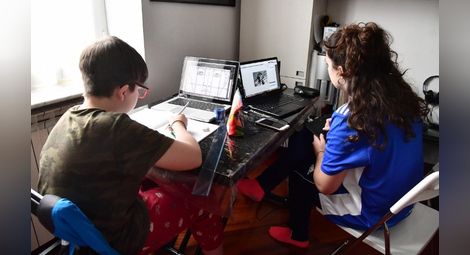 Нидерландия купува лаптопи за учениците
