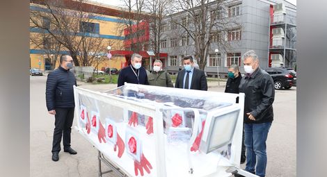 Дарение от ВМРО осигури първата изолационна носилка на болница „Канев“