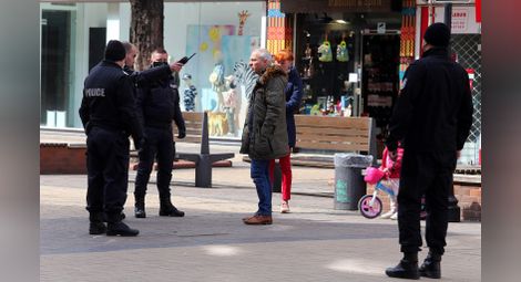 Полицията започва да пише актове за безцелни разходки през уикенда