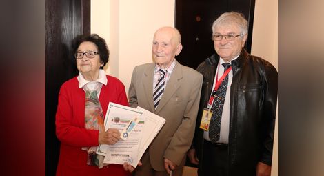 Военният министър зарадва с орден 100-годишния ветеран Васил Петров