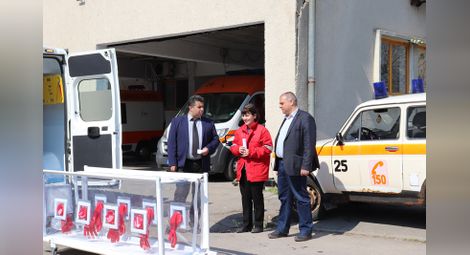 ВМРО дари изолационна носилка на Спешната помощ в Русе
