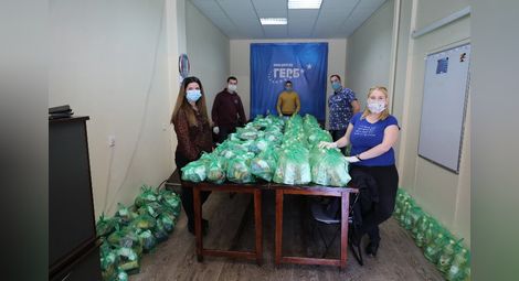 300 семейства в Русе и общината получават хранителни пакети от ГЕРБ
