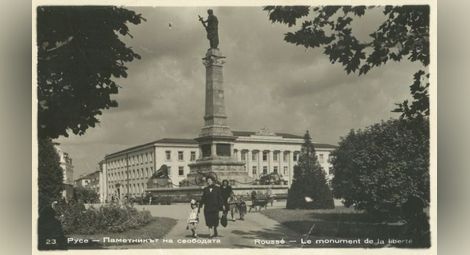 Централният площад със сградата на Съдебната палата. Пощенска картичка.