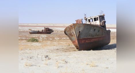 Разположеното между Казахстан и Узбекистан и процъфтяващото допреди 60 години Аралско море днес е паметник на една от най-зловещите екологични катастрофи заради глупави и самонадеяни човешки опити да се покори природата. Снимка: Интернет