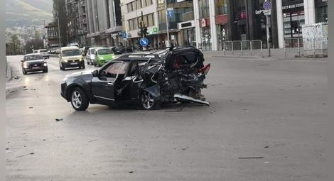 Шестима пешеходци на косъм от удара в колата на Милен Цветков (ВИДЕО)
