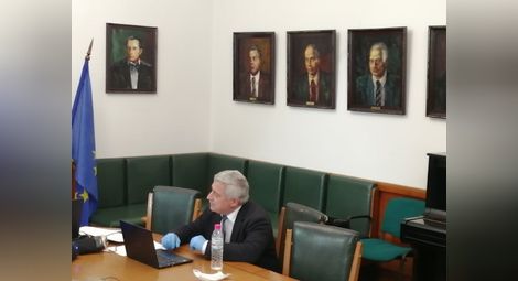 Ректорът проф. Белоев по време на събранието.         Снимка: РУ