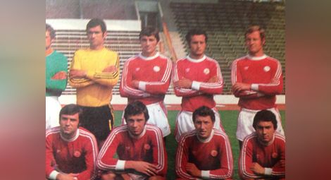 Стоян Илиев /вторият на втория ред отдясно наляво/ с екипа на ЦСКА. До лявото му рамо е друго легендарно крило - Георги Денев.