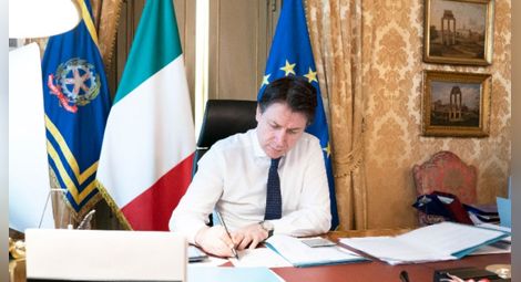 Италия отваря бизнеси, училищата - затворени до септември