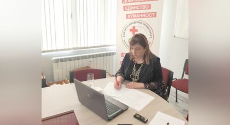 Председател на БЧК Алисе Муртезова води заседанието, което се проведе онлайн.                                             Снимка: БЧК-Русе