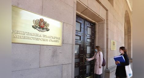 Внесоха повече от 17 000 подписа с искане за оставка на министър Ананиев