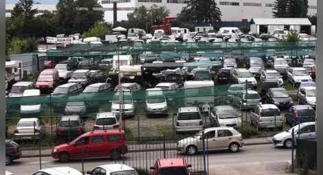 Пазарът на употребявани коли в България се срина с над 90%