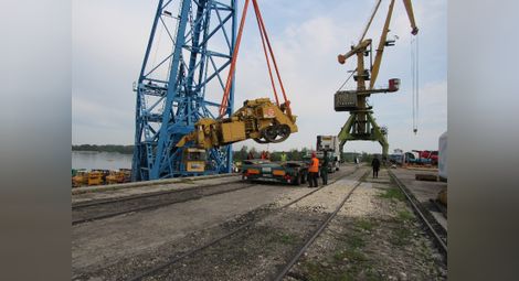 100-тонният плаващ кран „Титан“ разтовари машините за „Балкански поток“