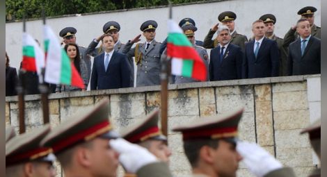 Каракачанов: Българската армия ще продължи да се модернизира